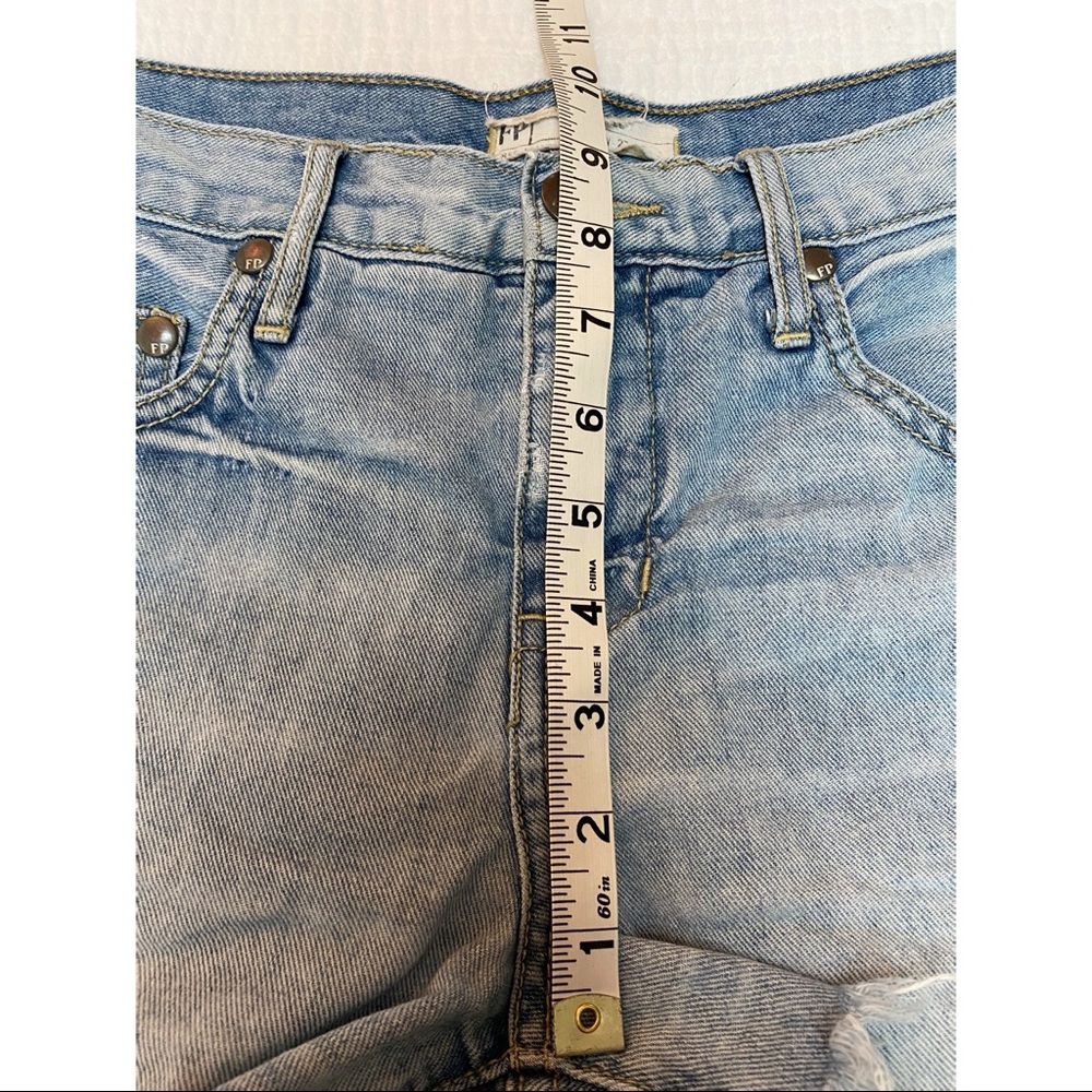 Free People Raw Hem distressed Jean shorts Size 27 - Picture 9 of 12